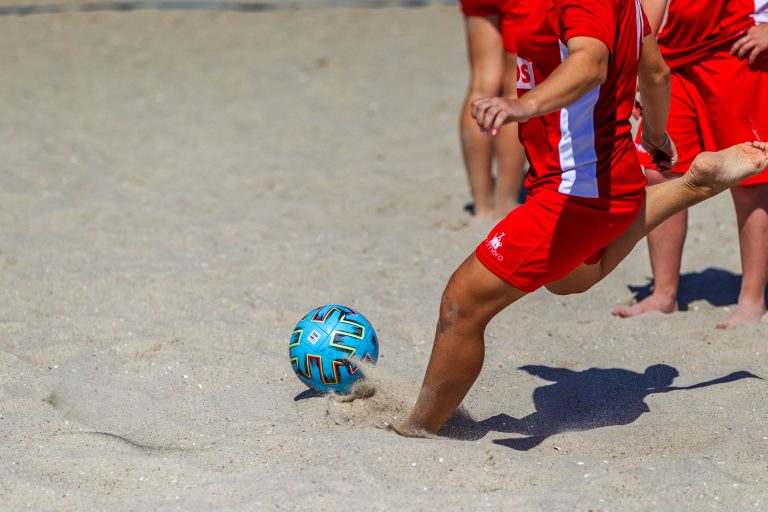 Fußballspiel auf Sandplatz – gewaschener Quarzsand von Quarzwerke Friedl sorgt für optimale Spielbedingungen beim Beachsoccer