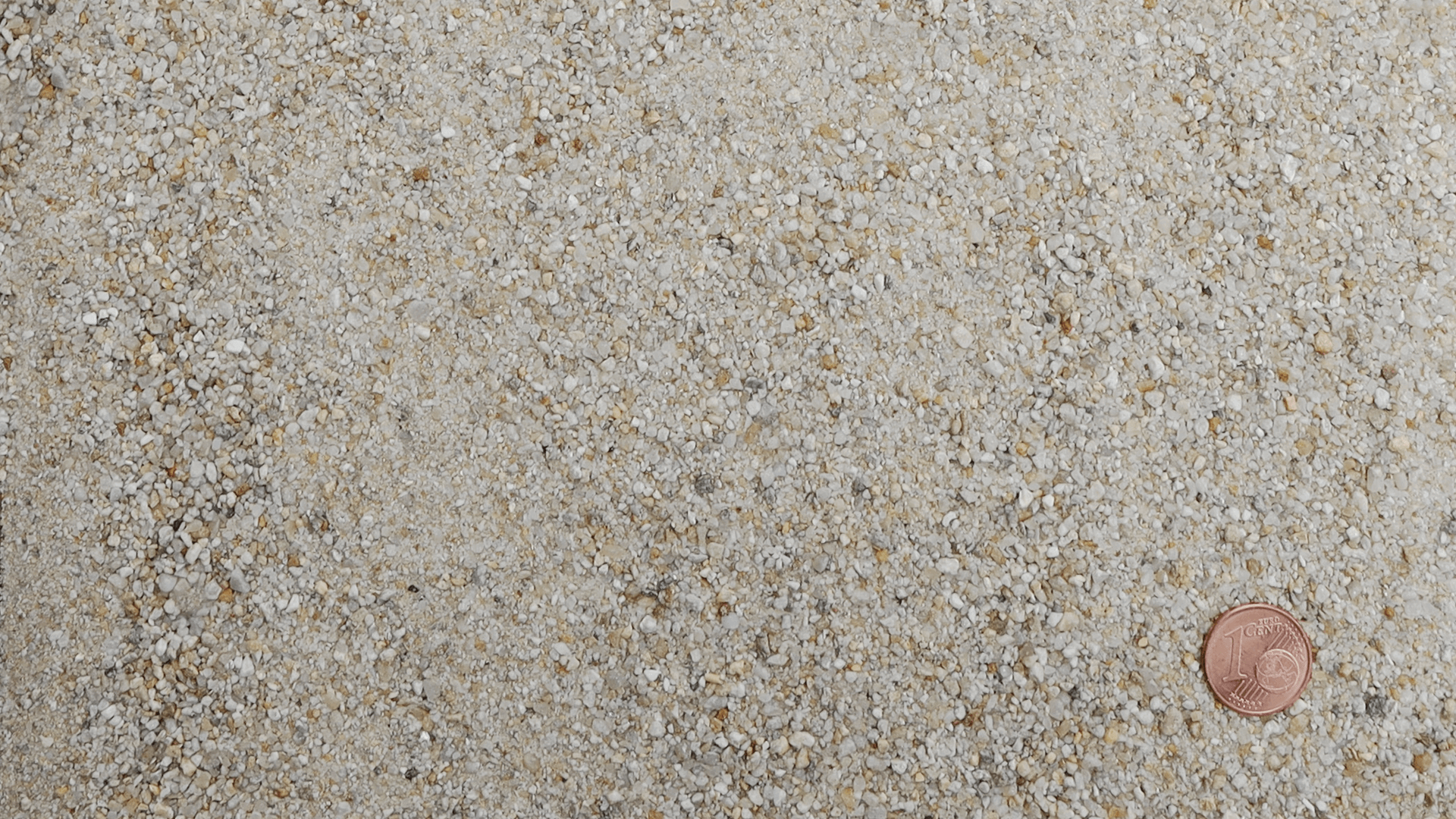 Sehr feiner gewaschener Quarzkies RK I 0/2 von Quarzwerke Friedl – Größenvergleich mit Centmünze