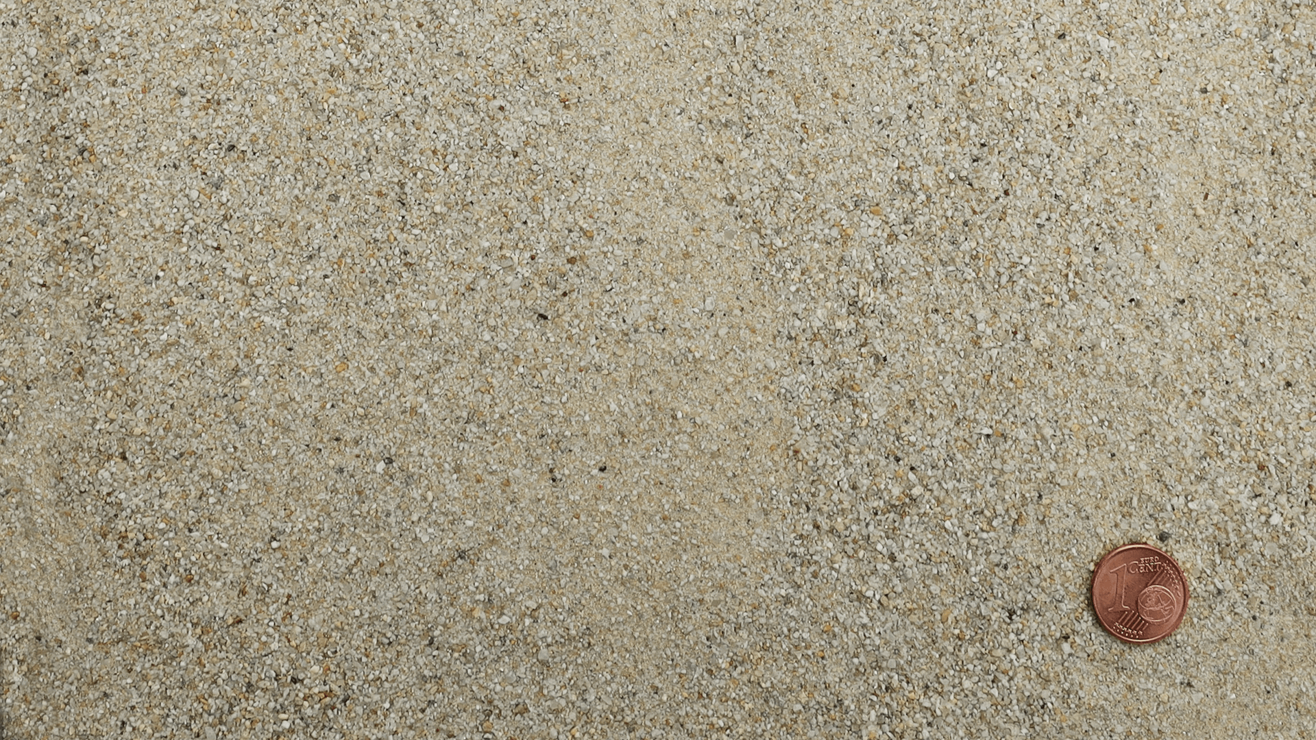 Feinkörniger gewaschener Quarzsand RK I 0,1/1 von Quarzwerke Friedl – Größenvergleich mit Centmünze zur Veranschaulichung der Körnung