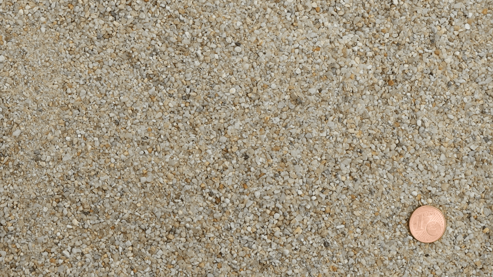 Gewaschener Quarzkies RK I 0,25/2 von Quarzwerke Friedl – feine Körnung im Größenvergleich mit Centmünze