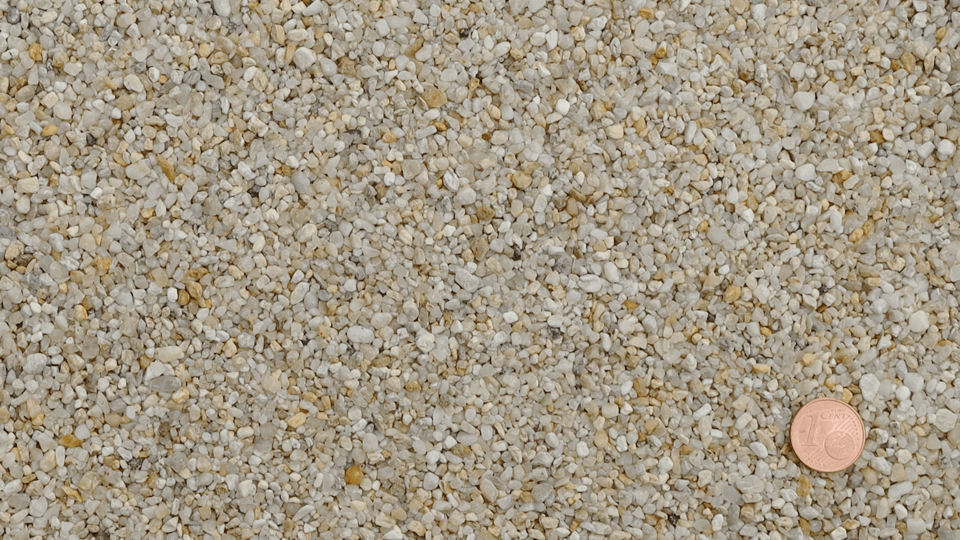 Feinkörniger gewaschener Quarzkies RK I 1/3 von Quarzwerke Friedl – mit Centmünze zur Darstellung der Körnung