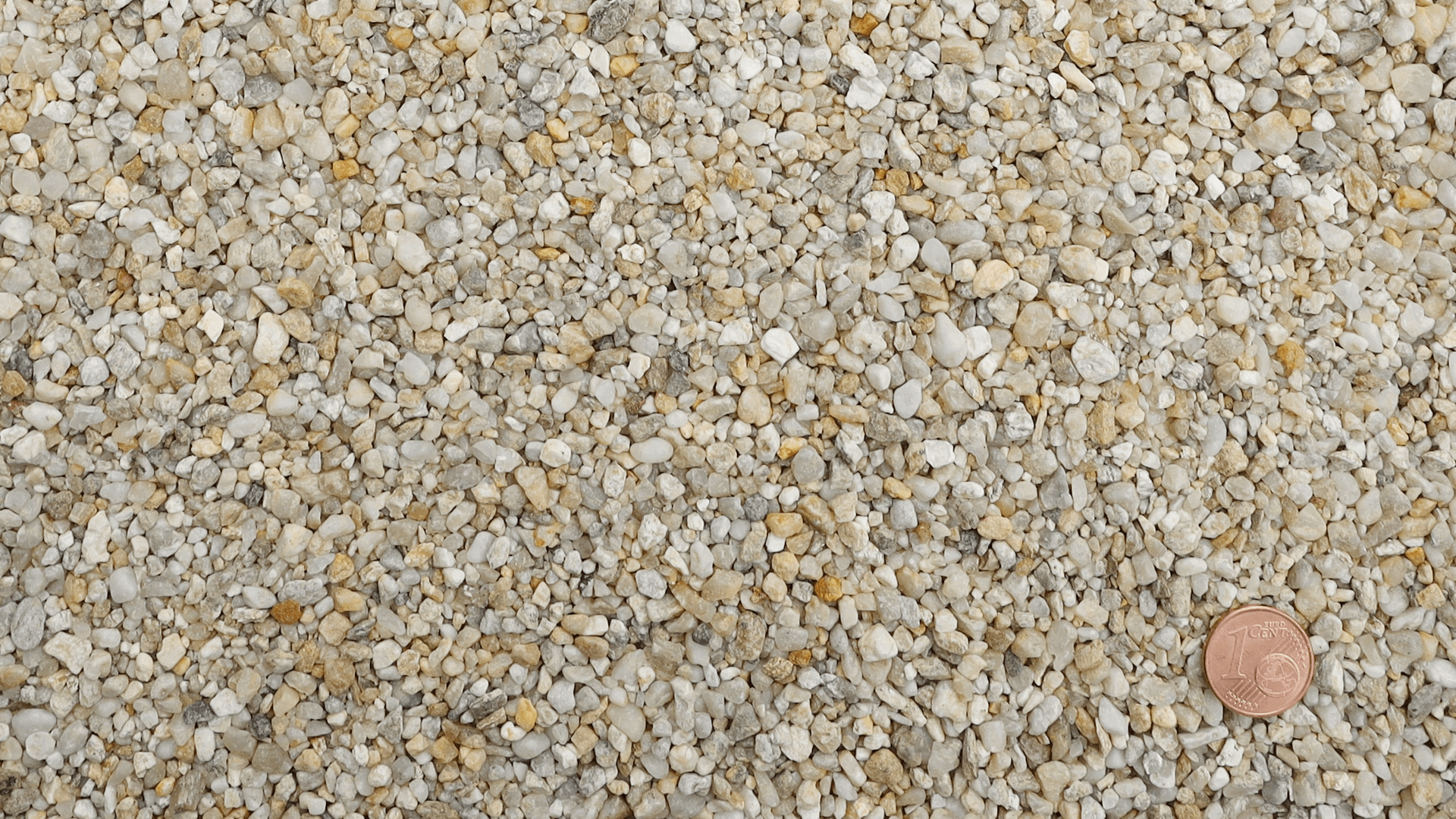 Quarzkies aus dem Werk der Quarzwerke Friedl – mittelgrobe Körnung mit Centmünze als Maßstab