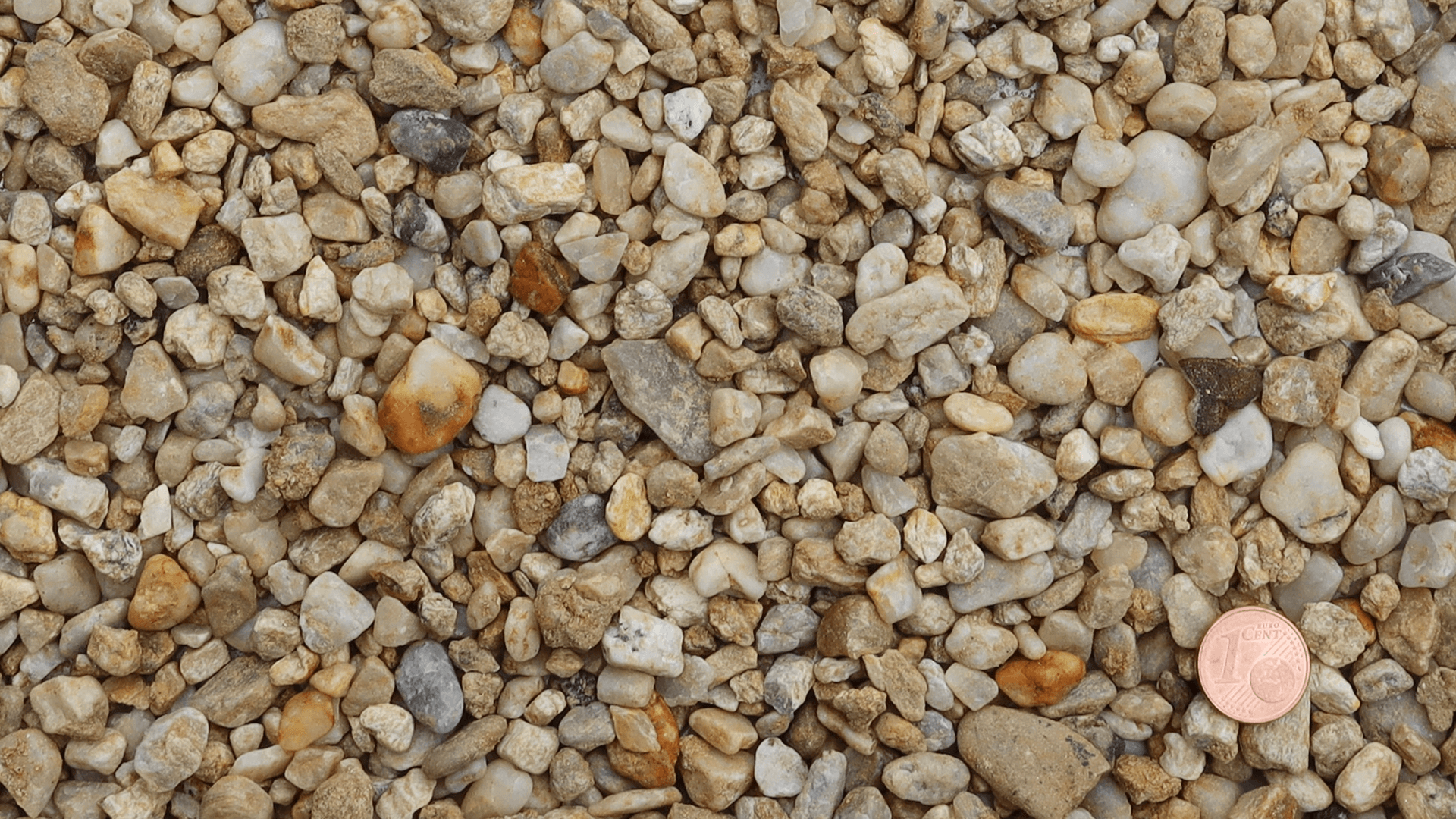 Waschbarer Quarzkies RK I 2/8 von Quarzwerke Friedl – Körnung mit Centmünze zur Größenorientierung dargestellt