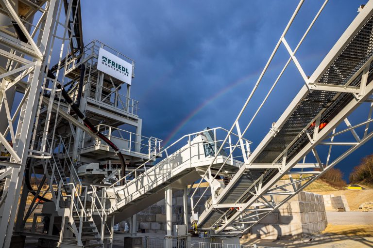 Förderanlagen der Quarzwerke Friedl mit Regenbogen im Hintergrund.
