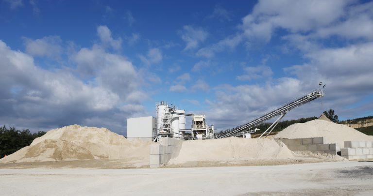 Förderanlagen der Quarzwerke Friedl mit Regenbogen im Hintergrund.